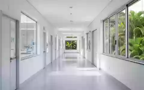 Ein heller, moderner Flur in einem universitären Forschungszentrum für Frauengesundheit mit Blick auf grüne Außenanlagen. - Foto: über boerse-global.de
