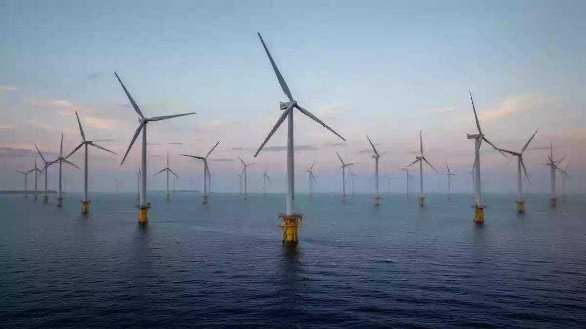 Moderne Windkraftanlagen auf dem offenen Meer bei Dämmerung. Illustration mit AI erstellt.