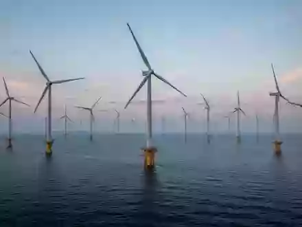 Moderne Windkraftanlagen auf dem offenen Meer bei Dämmerung. - Foto: über boerse-global.de