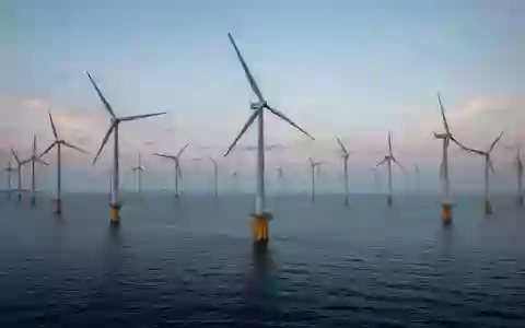 Moderne Windkraftanlagen auf dem offenen Meer bei Dämmerung. - Foto: über boerse-global.de