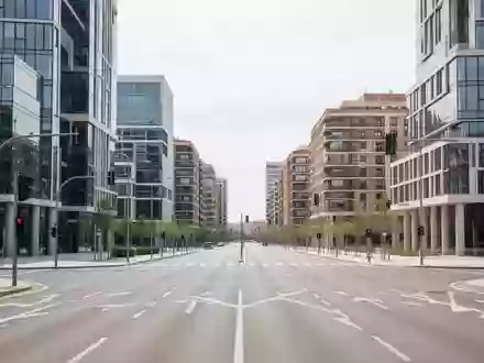 Moderne Straßenkreuzung in einem nördlichen Stadtteil von Madrid bei Tageslicht ohne Menschen oder Fahrzeuge. - Foto: über boerse-global.de