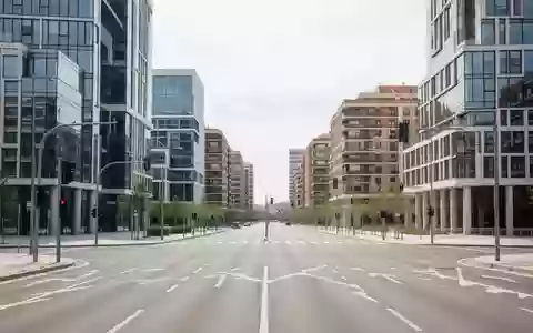 Moderne Straßenkreuzung in einem nördlichen Stadtteil von Madrid bei Tageslicht ohne Menschen oder Fahrzeuge. - Foto: über boerse-global.de