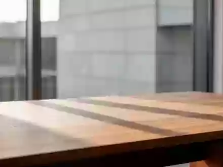 Ein minimalistischer, aufgeräumter Arbeitsplatz mit einer hölzernen Schreibtischoberfläche und natürlichem Lichteinfall. - Foto: über boerse-global.de