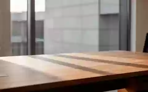 Ein minimalistischer, aufgeräumter Arbeitsplatz mit einer hölzernen Schreibtischoberfläche und natürlichem Lichteinfall. - Foto: über boerse-global.de