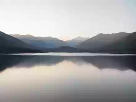 Eine ruhige Seenlandschaft bei Dämmerung, die Ausgeglichenheit und innere Ruhe symbolisiert. - Foto: über boerse-global.de