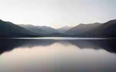 Eine ruhige Seenlandschaft bei Dämmerung, die Ausgeglichenheit und innere Ruhe symbolisiert. - Foto: über boerse-global.de