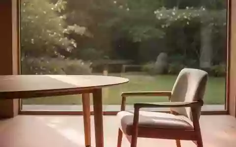 Ein lichtdurchfluteter, ruhiger Raum mit einem Holztisch und Blick in einen grünen Garten, der eine Atmosphäre der Geborgenheit vermittelt. - Foto: über boerse-global.de