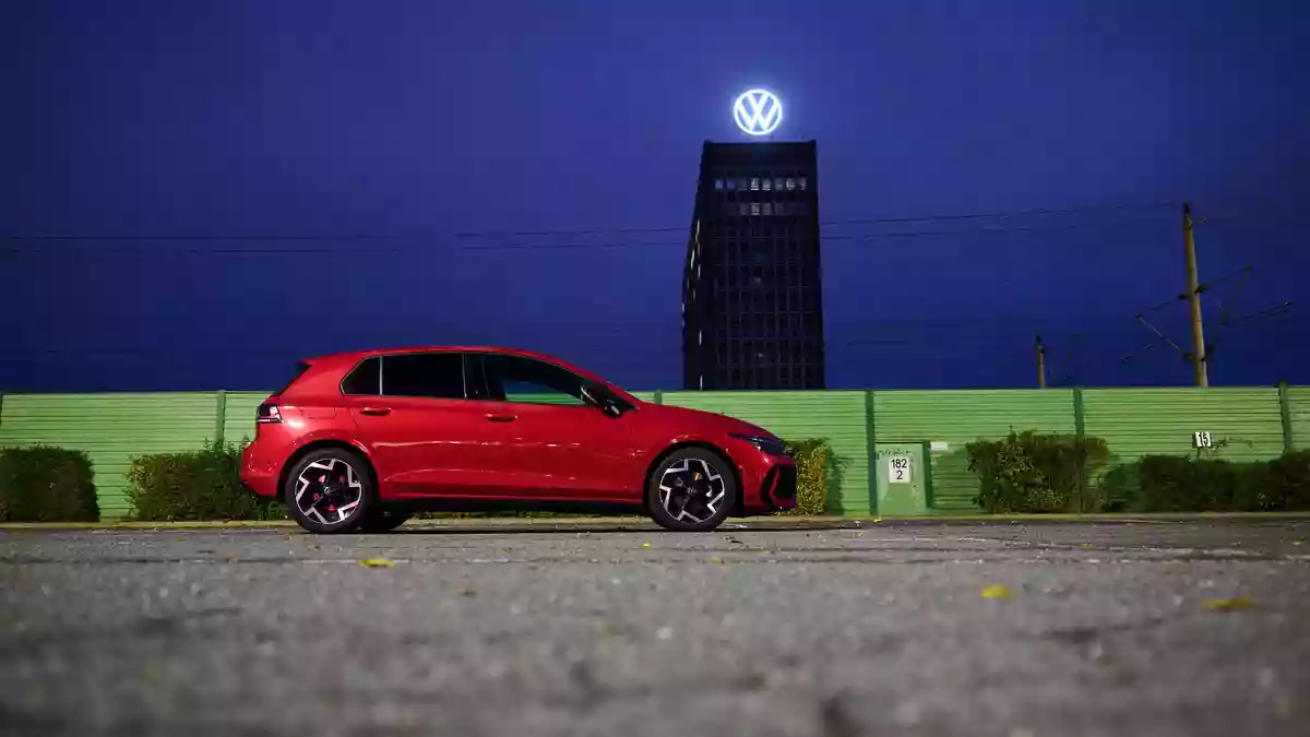 VW hat im dritten Quartal tiefrote Zahlen geschrieben. - Bild: Julian Stratenschulte/dpa