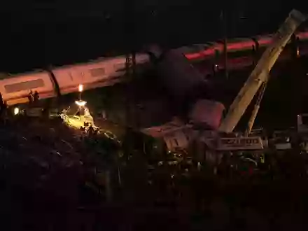Auch in der Nacht gingen die Rettungsarbeiten weiter. - Foto: Manu Fernandez/AP/dpa