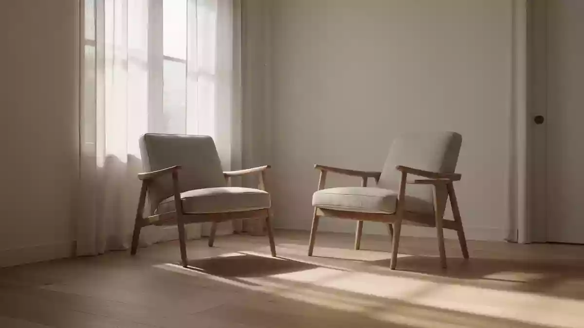 Ein ruhiger, sonnendurchfluteter Raum mit einem Sessel vor einem Fenster, der eine entspannte Atmosphäre vermittelt. Illustration mit AI erstellt.