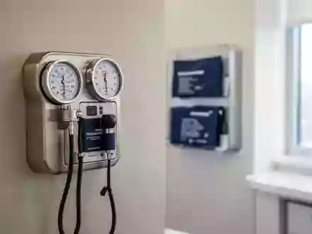 Ein medizinisches Blutdruckmessgerät an einer neutralen Wand in einer modernen, hellen Klinikpraxis. - Foto: über boerse-global.de