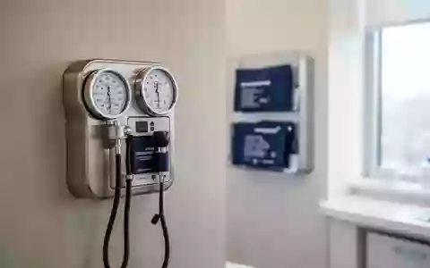 Ein medizinisches Blutdruckmessgerät an einer neutralen Wand in einer modernen, hellen Klinikpraxis. - Foto: über boerse-global.de