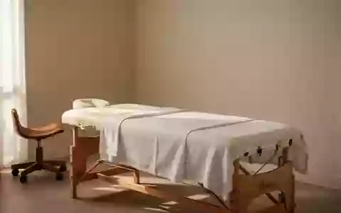 Ein minimalistischer, heller Behandlungsraum mit einer professionellen Massageliege in einer ruhigen, klinischen Umgebung. - Foto: über boerse-global.de