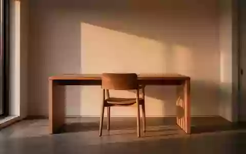 Ein ruhiger, minimalistischer Homeoffice-Arbeitsplatz mit einem leeren Stuhl und sanftem Tageslicht. - Foto: über boerse-global.de