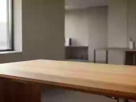 Ein minimalistischer, leerer Schreibtisch in einem hellen, modernen Büro bei natürlichem Lichteinfall. - Foto: über boerse-global.de