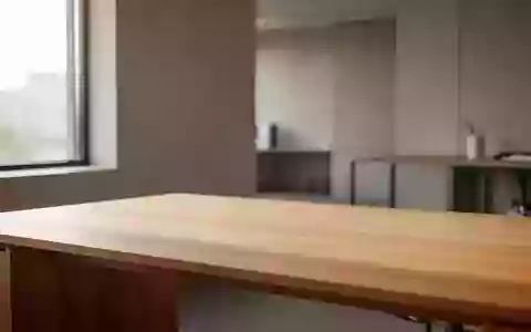 Ein minimalistischer, leerer Schreibtisch in einem hellen, modernen Büro bei natürlichem Lichteinfall. - Foto: über boerse-global.de