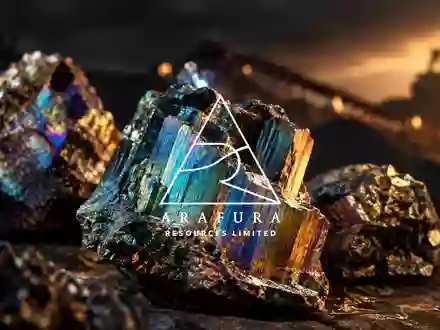 Nahaufnahme glitzernder Seltenerdmineralien in einer industriellen, atmosphärischen Umgebung. - Foto: über boerse-global.de