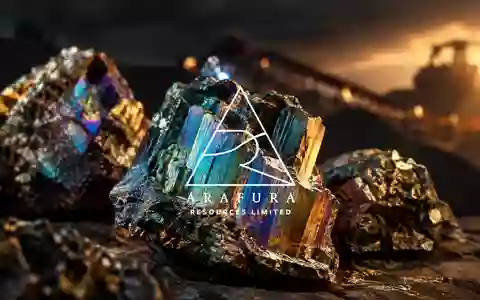 Nahaufnahme glitzernder Seltenerdmineralien in einer industriellen, atmosphärischen Umgebung. - Foto: über boerse-global.de