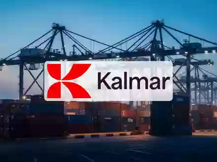 Automatisierter Containerhafen mit Kränen und Frachtcontainern in der Abenddämmerung. - Foto: über boerse-global.de