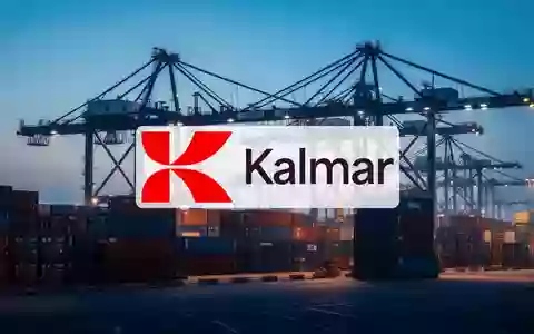 Automatisierter Containerhafen mit Kränen und Frachtcontainern in der Abenddämmerung. - Foto: über boerse-global.de