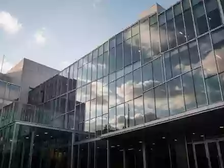 Moderne Glasfassade eines Verwaltungsgebäudes bei Tageslicht. - Foto: über boerse-global.de