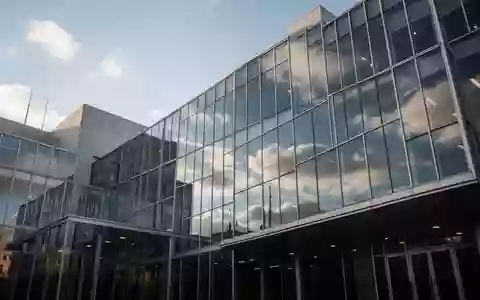 Moderne Glasfassade eines Verwaltungsgebäudes bei Tageslicht. - Foto: über boerse-global.de