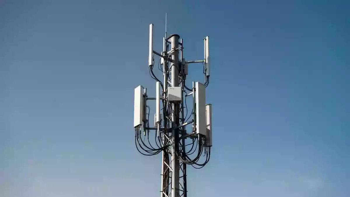 Symbolic image: mobile phone mast against a blue sky Illustration mit AI erstellt.