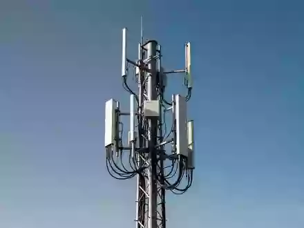 Symbolic image: mobile phone mast against a blue sky - Foto: über boerse-global.de