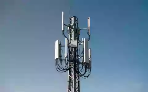 Symbolic image: mobile phone mast against a blue sky - Foto: über boerse-global.de
