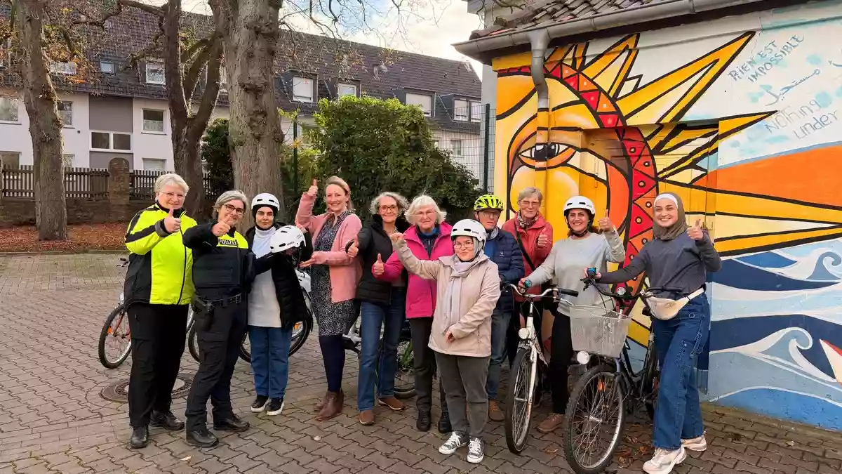 POL-OS: Osnabrück: Ein Helm, ein Ziel: Sicher unterwegs sein - Polizei unterstützt Fahrradkurs für zugewanderte Frauen - Bild: presseportal.de