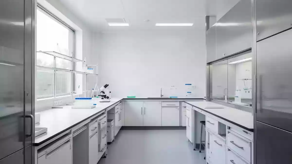 Ein minimalistisches, helles Labor mit sauberen Oberflächen und natürlichem Licht, das Präzision und regulatorische Standards symbolisiert. Illustration mit AI erstellt.