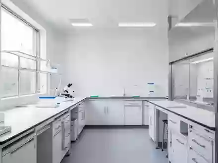 Ein minimalistisches, helles Labor mit sauberen Oberflächen und natürlichem Licht, das Präzision und regulatorische Standards symbolisiert. - Foto: über boerse-global.de