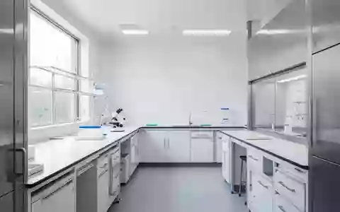 Ein minimalistisches, helles Labor mit sauberen Oberflächen und natürlichem Licht, das Präzision und regulatorische Standards symbolisiert. - Foto: über boerse-global.de