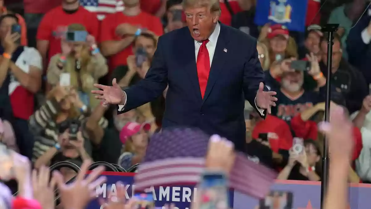 Trump versucht, seine Anhänger zum Wählen zu mobilisieren, indem er sich selbst ins Zentrum des republikanischen Wahlkampfs stellt. (Archivbild) - Bild: Matt Burkhartt/AP/dpa
