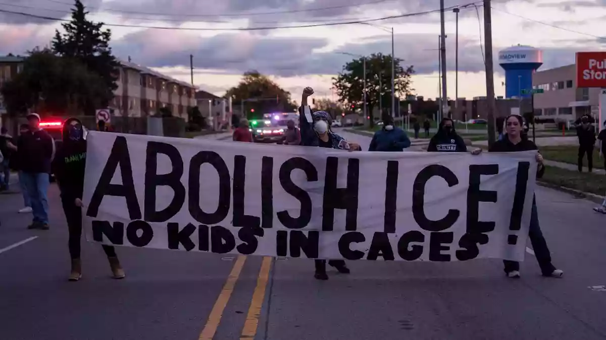 Das teils martialische Vorgehen von Beamten der Migrationsbehörde ICE hat in Trumps zweiter Amtszeit immer wieder zu Protest geführt. (Archivbild) - Bild: Adam Gray/AP/dpa