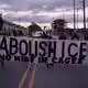 Das teils martialische Vorgehen von Beamten der Migrationsbehörde ICE hat in Trumps zweiter Amtszeit immer wieder zu Protest geführt. (Archivbild) - Bild: Adam Gray/AP/dpa