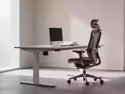 Ein minimalistischer, heller Büroraum mit einem ergonomischen Schreibtisch und einem leeren Bürostuhl. - Foto: über boerse-global.de