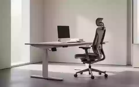 Ein minimalistischer, heller Büroraum mit einem ergonomischen Schreibtisch und einem leeren Bürostuhl. - Foto: über boerse-global.de