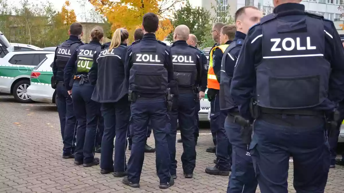 HZA-IZ: Gemeinsam gegen Schwarzarbeit: Itzehoer Zoll koordiniert umfangreiche Kontrollen in zwei Logistikzentren/ Behördenübergreifender Einsatz führt zur Festnahme einer international gesuchten Person - Bild: presseportal.de