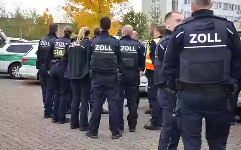 HZA-IZ: Gemeinsam gegen Schwarzarbeit: Itzehoer Zoll koordiniert umfangreiche Kontrollen in zwei Logistikzentren/ Behördenübergreifender Einsatz führt zur Festnahme einer international gesuchten Person - Foto: presseportal.de