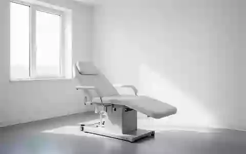 Ein heller, minimalistischer Behandlungsraum in einer Klinik mit klaren Linien und natürlichem Lichteinfall. - Foto: über boerse-global.de