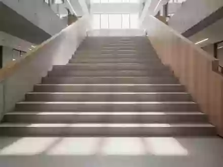 Eine leere, minimalistische Treppe in einem hellen Bürogebäude, die zu Bewegung einlädt. - Foto: über boerse-global.de