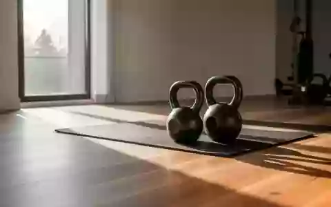 Ein minimalistischer, sonnendurchfluteter Trainingsraum mit zwei Kettlebells auf dem Boden. - Foto: über boerse-global.de
