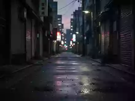 Eine nächtliche, verlassene Gasse in einer japanischen Stadt mit reflektierendem Asphalt und verschwommenen Lichtern. - Foto: über boerse-global.de