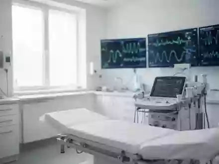 Ein steriler, moderner medizinischer Untersuchungsraum mit diagnostischer Ausstattung in ruhigem Licht. - Foto: über boerse-global.de