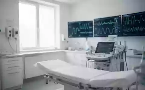 Ein steriler, moderner medizinischer Untersuchungsraum mit diagnostischer Ausstattung in ruhigem Licht. - Foto: über boerse-global.de