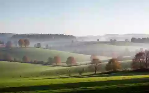 Hügelige Landschaft im oberfränkischen Umland bei sanftem Morgenlicht. - Foto: über boerse-global.de