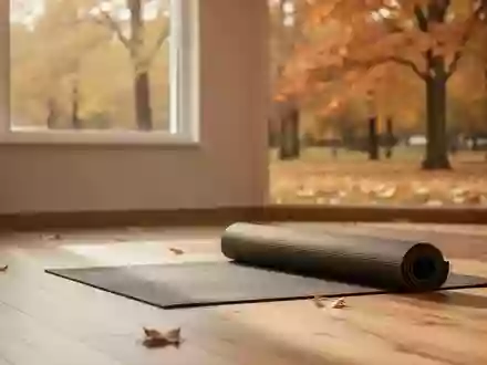 Ein heller, leerer Gymnastikraum mit Holzboden und herbstlichem Blick durch ein Fenster in einen Park. - Foto: über boerse-global.de