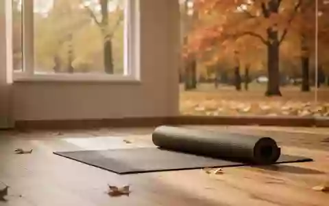 Ein heller, leerer Gymnastikraum mit Holzboden und herbstlichem Blick durch ein Fenster in einen Park. - Foto: über boerse-global.de