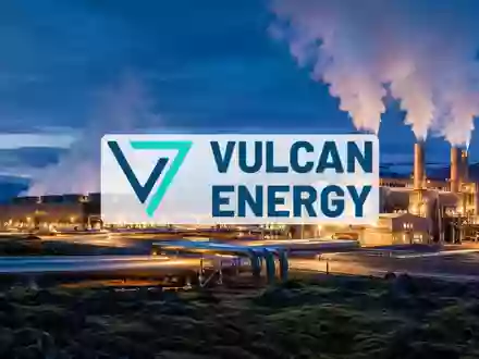 Moderne Geothermieanlage bei Dämmerung als Symbol für nachhaltige Energiegewinnung und industrielle Innovation. - Foto: über boerse-global.de